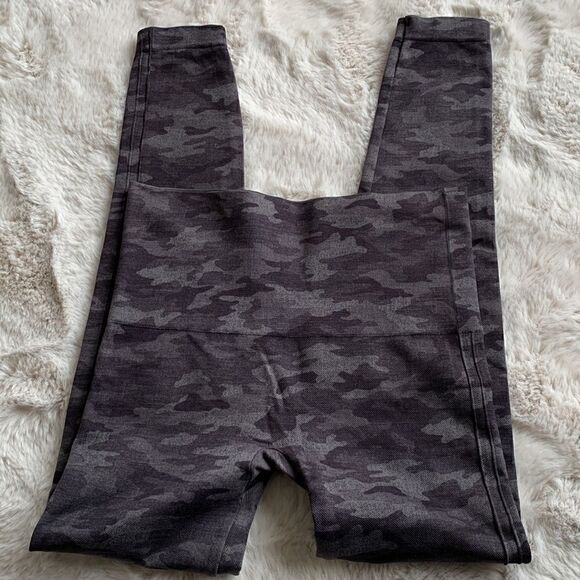 Spanx‎ Black Camo Look At Me Now Seamless Activewear Leggings Size Large - Picture 3 of 5